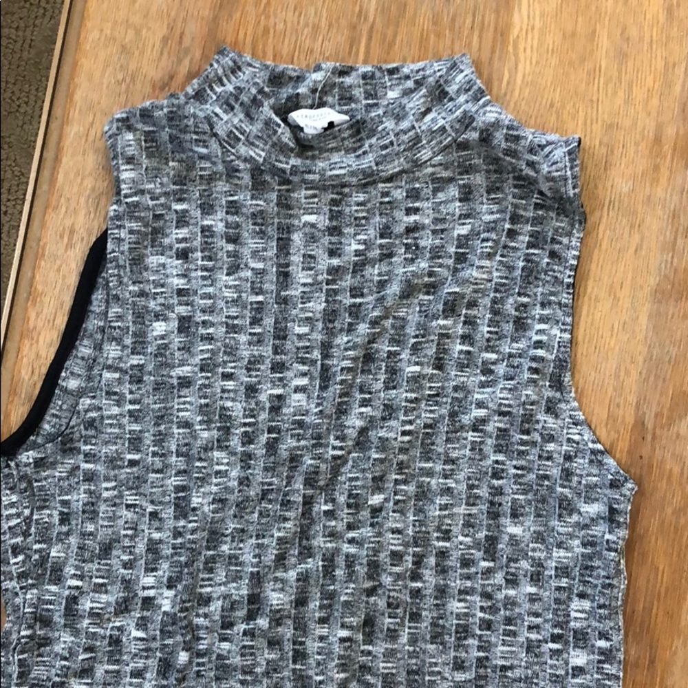 Knit sleeveless shirt